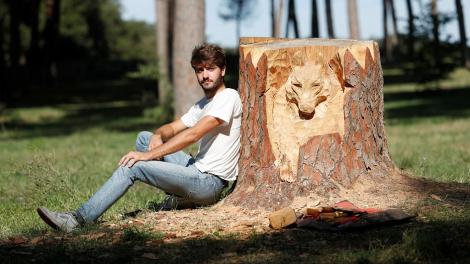 Și-a transformat orașul în galerie de artă pentru turiști! Un tânăr artist sculptează copacii pentru a înfrumuseța orașul natal - FOTO