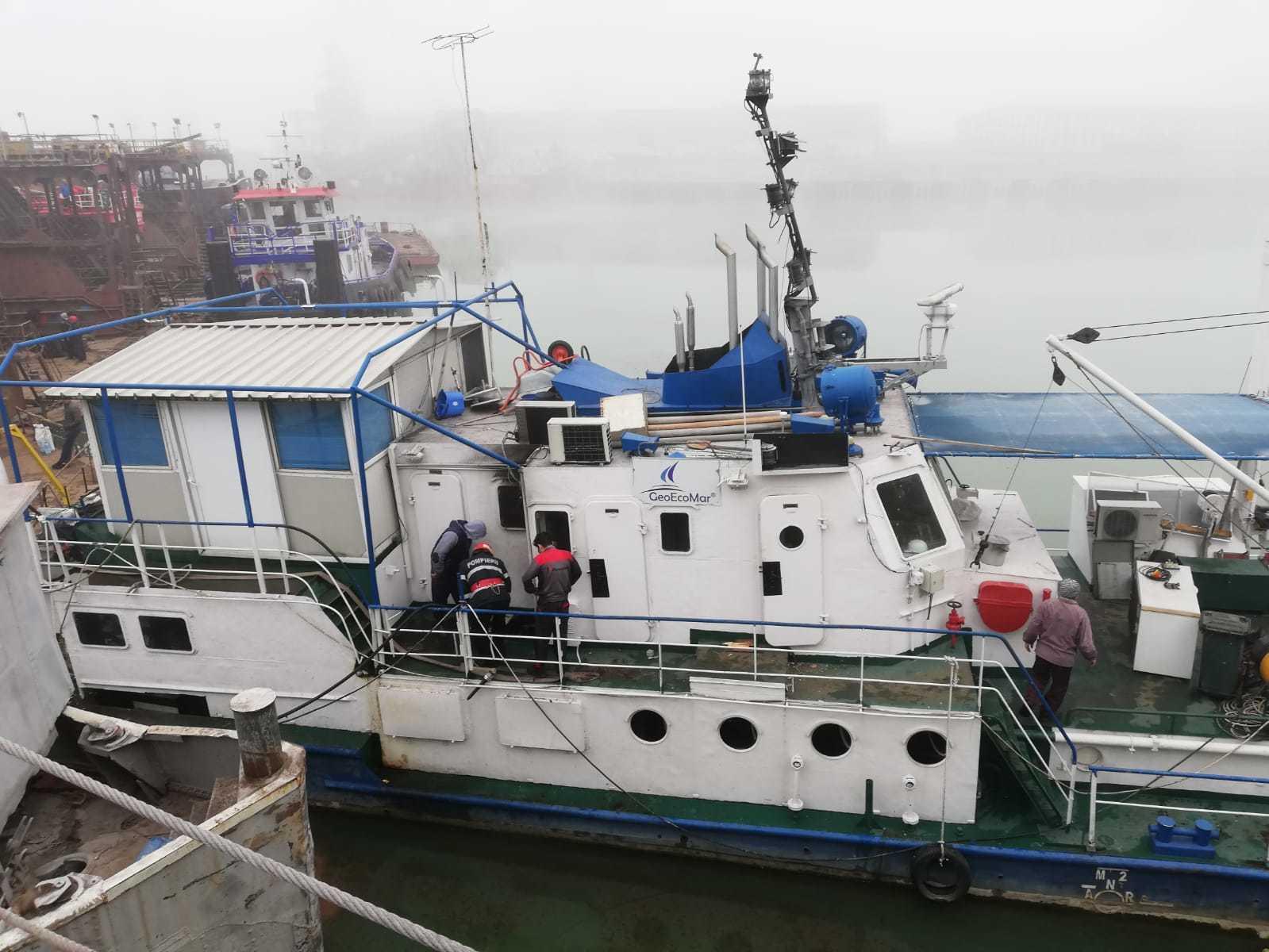 Incendiu la compartimentul motor al unei nave aflate &icirc;n reparaţii la Navrom Galaţi