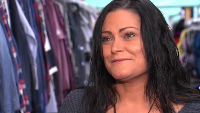 Angajata unui second-hand a găsit 7.000 de dolari într-o haină donată: „Am mai găsit  un bilețel, o gumă, dar niciodată o sumă atât de mare de bani”