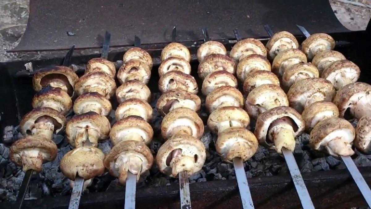 Caz șocant la Vaslui! O femeie a murit după ce a m&acirc;ncat ciuperci la grătar