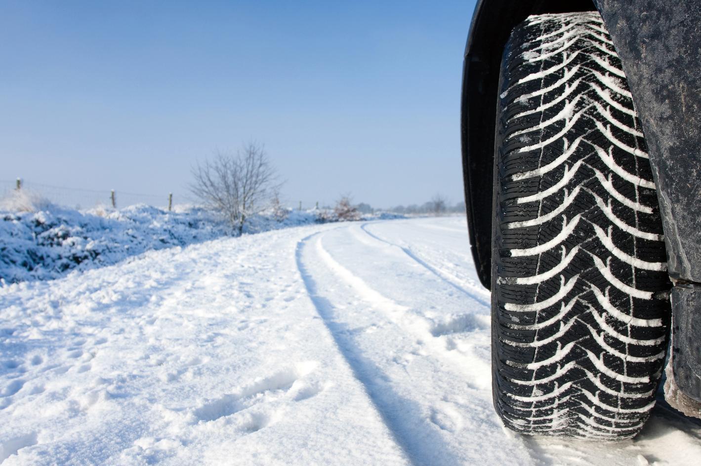 A început oficial sezonul anvelopelor de iarnă! Cu ce amenzi se vor confrunta șoferii care nu respectă legea