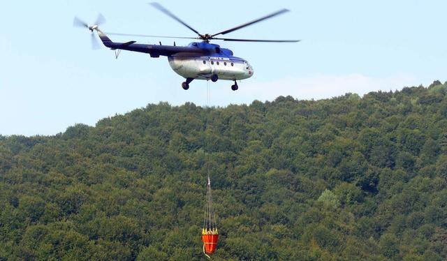 Incendii puternice de pădure &icirc;n Caraș-Severin! Aproximativ 80 de pompieri și un elicopter Bambi Bucket &icirc;ncearcă stingerea focului