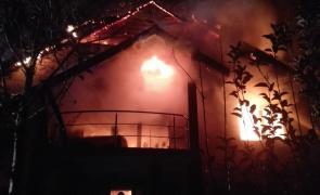 O familie a rămas fără acoperiș deasupra capului! Locuința le-a fost distrusă de flăcări. &bdquo;Au suferit un atac de panică&rdquo;