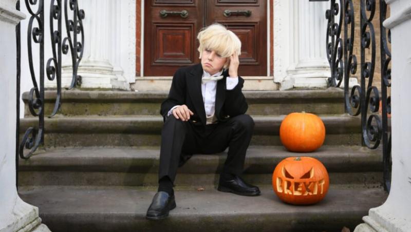 Copiii britanici se îmbracă precum Boris Johnson de Halloween pentru că politica este înfricoșătoare