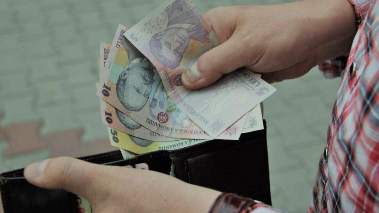 Mai mulți bani pentru rom&acirc;ni! Salariul minim ar putea crește p&acirc;nă la 2495 lei brut