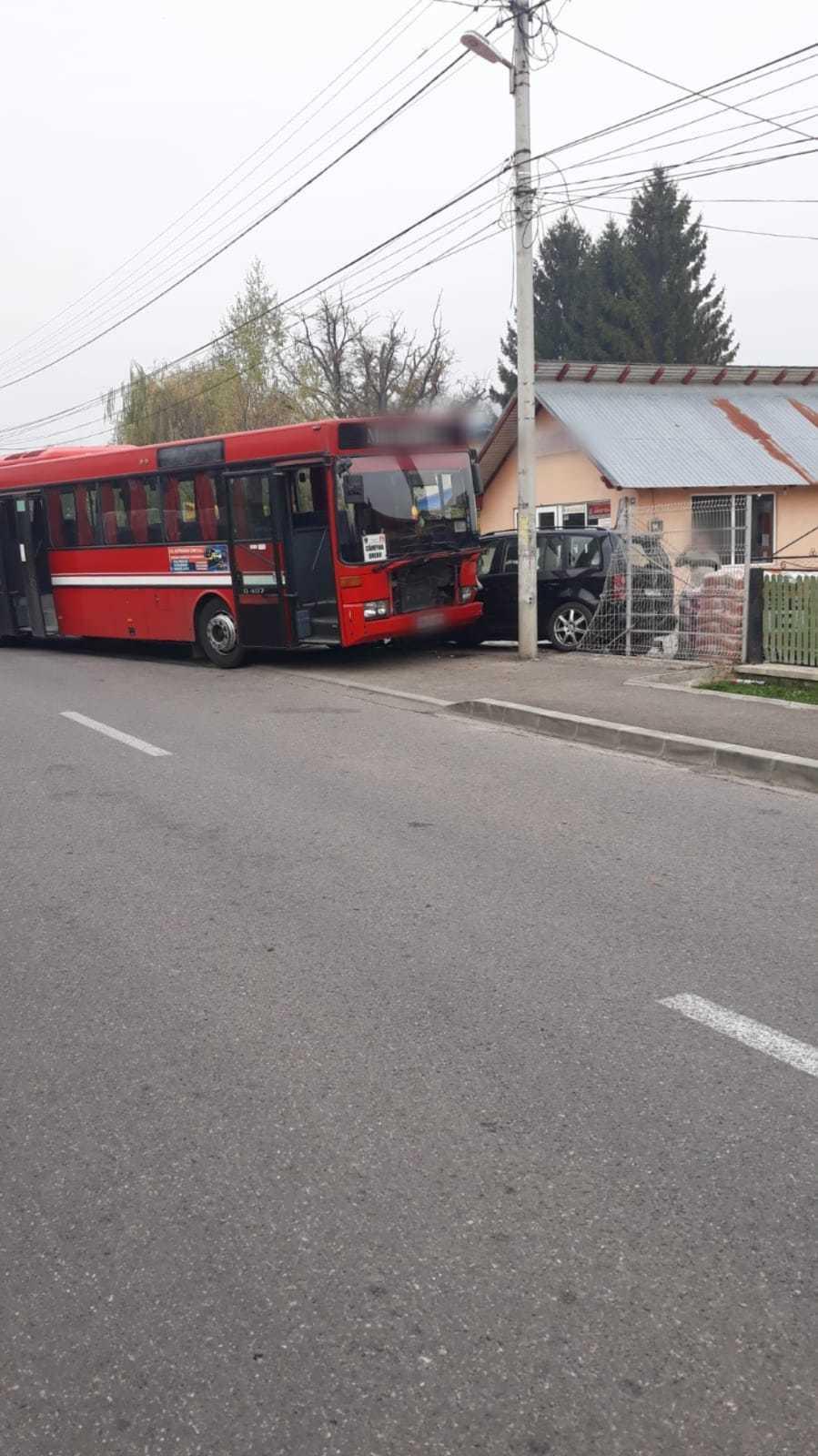 Prahova: Un autobuz cu 14 persoane la bord a lovit un autoturism parcat, după explozia unui pneu; două persoane care se aflau l&acirc;ngă maşină au fost rănite