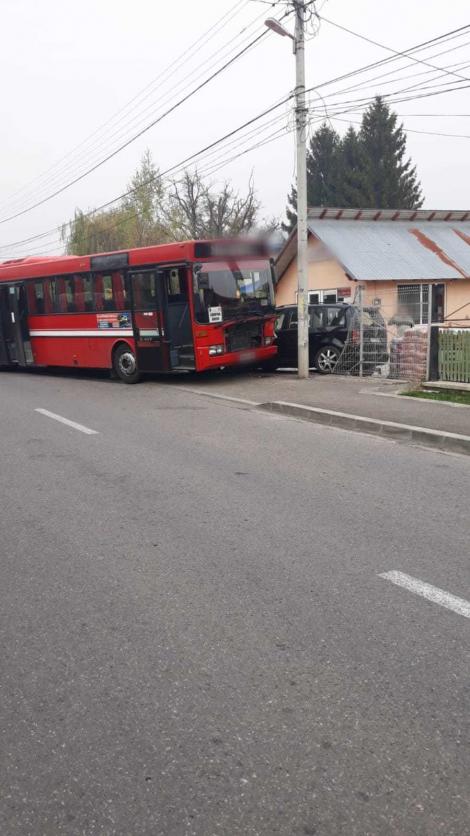 Prahova: Un autobuz cu 14 persoane la bord a lovit un autoturism parcat, după explozia unui pneu; două persoane care se aflau lângă maşină au fost rănite