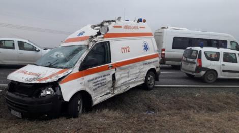 Accident grav în Vaslui! O ambulanță privată care transporta pacienți spre dializă a fost lovită de un TIR
