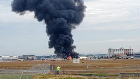 Imagini ca de război! Un bombardier american s-a prăbușit pe aeroport! Șapte persoane au murit | VIDEO