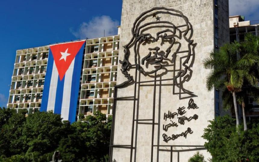 Cuba, care are nevoie acută de aliaţi, &icirc;l primeşte pe premierul rus Dmitri Medvedev