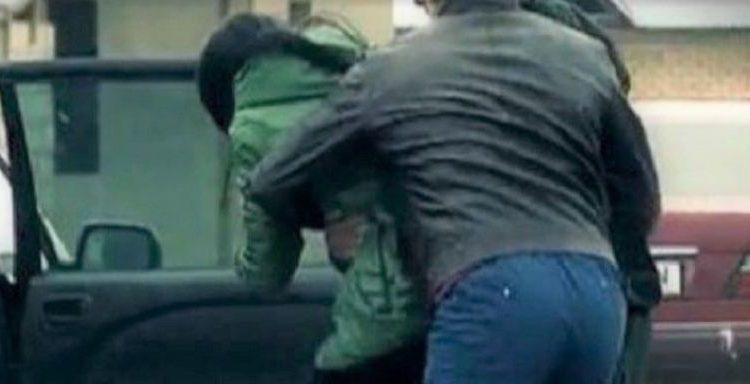 T&acirc;nără de 19 ani, bătută și răpită &icirc;n plină stradă, &icirc;n Sibiu, de un drogat! Cum a reușit fata să scape de atacator