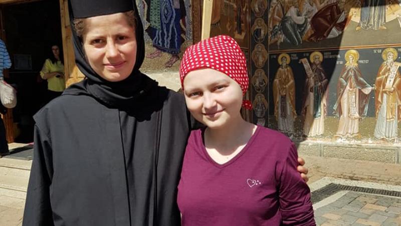 Teodora, fiica preotului din Bacău, răpusă de cancer, a fost înmormântată: 