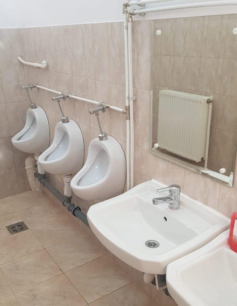 Bătaie de joc la o școală din Bacău! Pisoare de adulți montate &icirc;n toaletele pentru copiii de la pregătitoare. "O să crească și o să le poată folosi"!