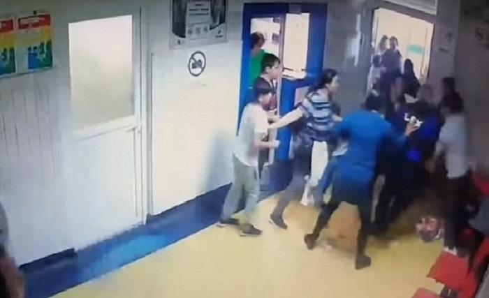 Scandal monstru la Urgențe, &icirc;n Spitalul din Satu Mare.Două asistente, &icirc;mpinse și lovite de un pacient nervos