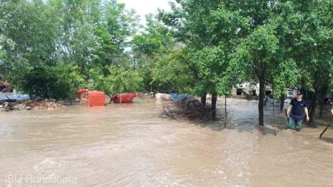 A început potopul! Ploaia torențială a lăsat trei sate din Harghita fără curent. Cod portocaliu în mai multe județe