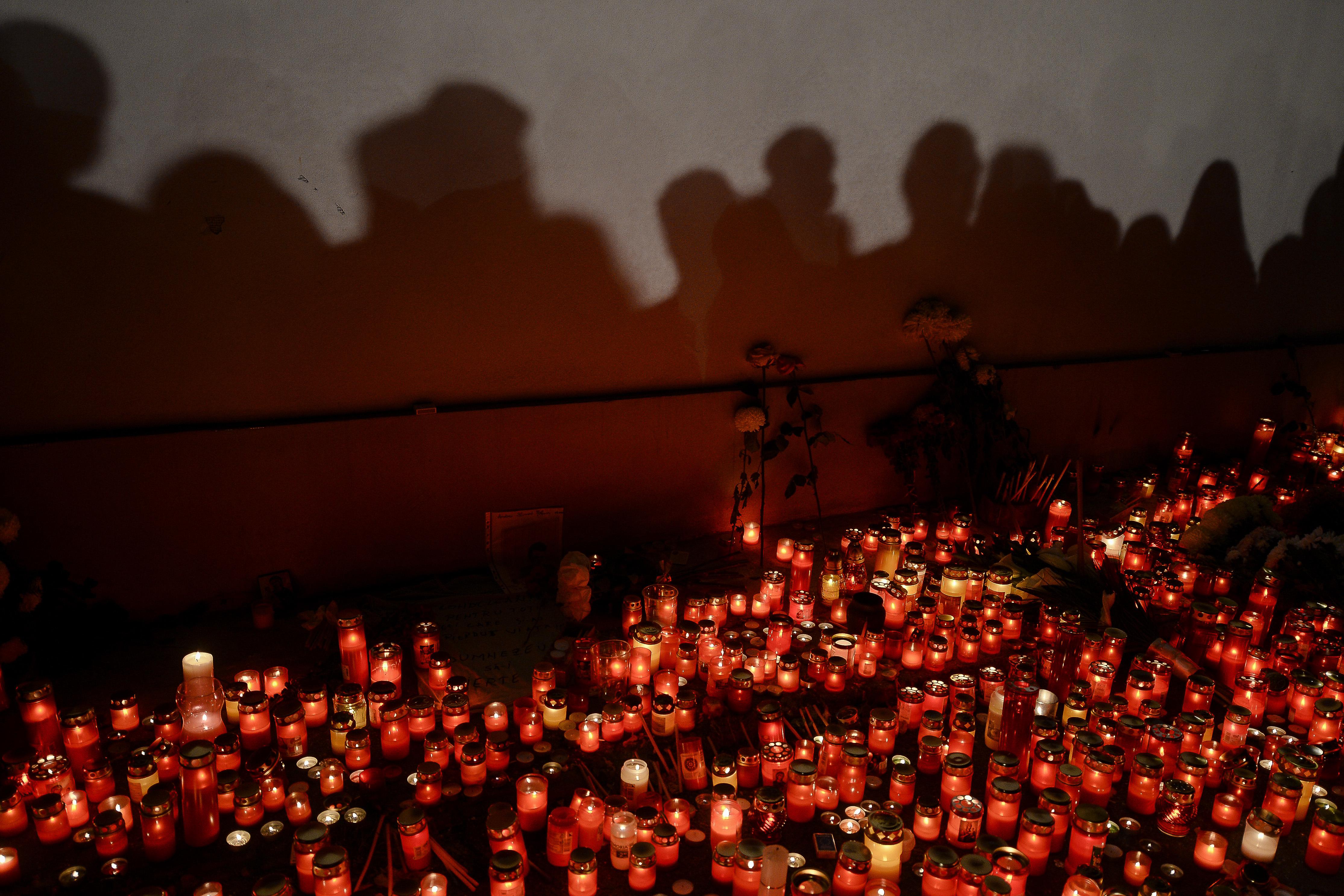 Slujbe de pomenire a victimelor incendiului de la Colectiv, produs &icirc;n urmă cu patru ani, la biserica Sf&acirc;ntul Nicolae - Broşteni şi &icirc;n faţa fostului club