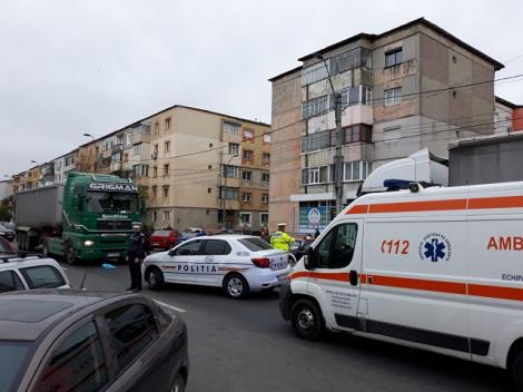 VIDEO/ Accident mortal în Bacău! O femeie a fost strivită de un camion chiar în mijlocul orașului