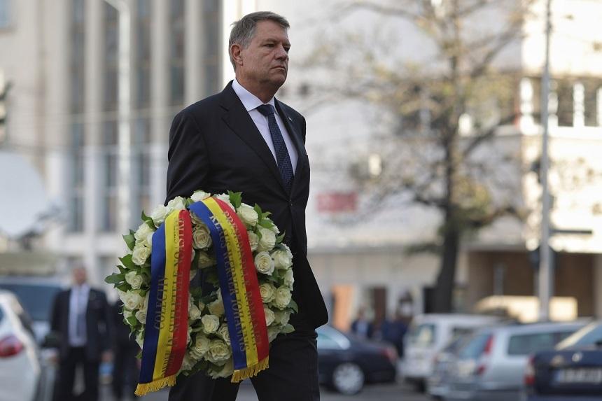 Preşedintele Klaus Iohannis a depus o coroană de flori la Clubul Colectiv, la patru ani de la incendiul &icirc;n urma căruia şi-au pierdut viaţa 64 de de tineri