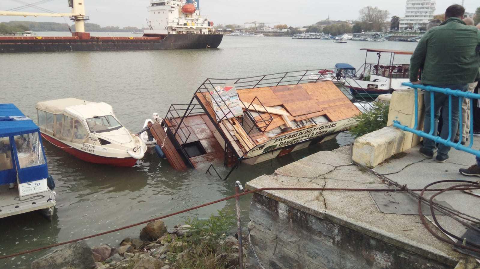 Incident naval pe Dunăre, după ce un cargo a intrat &icirc;ntr-un ponton de acostare din Portul Tulcea