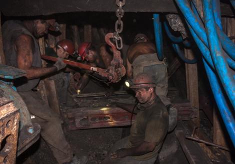 Peste 100 de mineri din Valea Jiului sunt blocaţi în subteran, iar conducerea Complexului Energetic Hunedoara cere insolvenţa