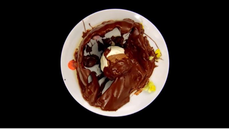 Cum se prepară un desert de senzație - un preparat de foc! Rețetă de cheesecake cu vanilie și înghețată sub cupolă de ciocolată
