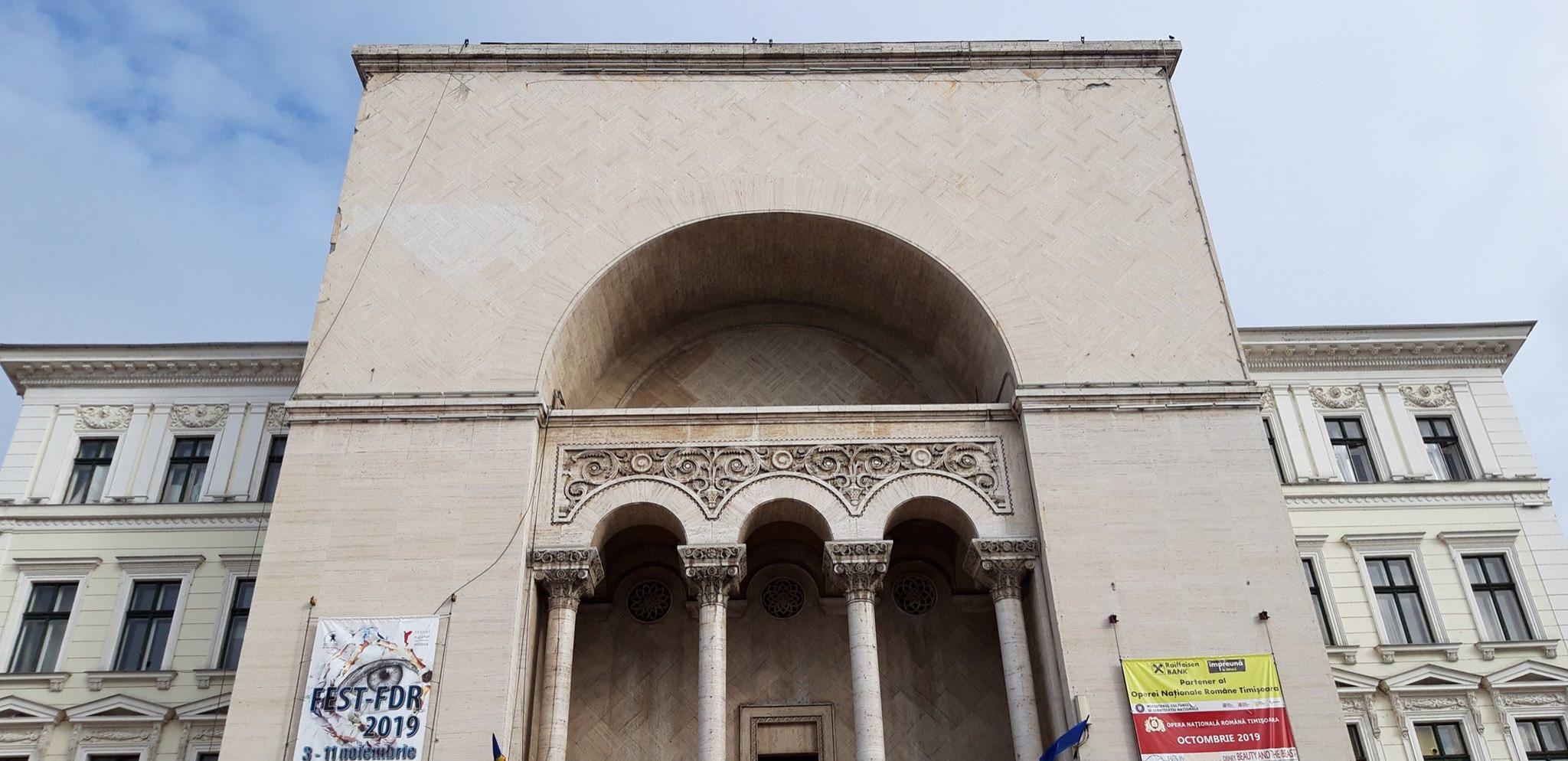 Faţada Palatului Culturii din Timişoara, care găzduieşte teatrele şi opera, intră &icirc;n reparaţii