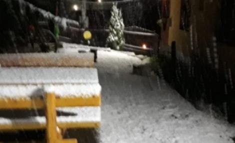 VIDEO/ Ninge ca în povești în România! Drumarii au început să împrăștie material antiderapant