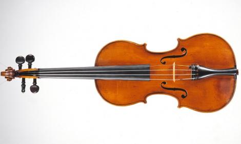 O vioară veche de peste 300 de ani, în valoare de 250.000 de lire sterline şi uitată într-un tren la Londra, a fost furată