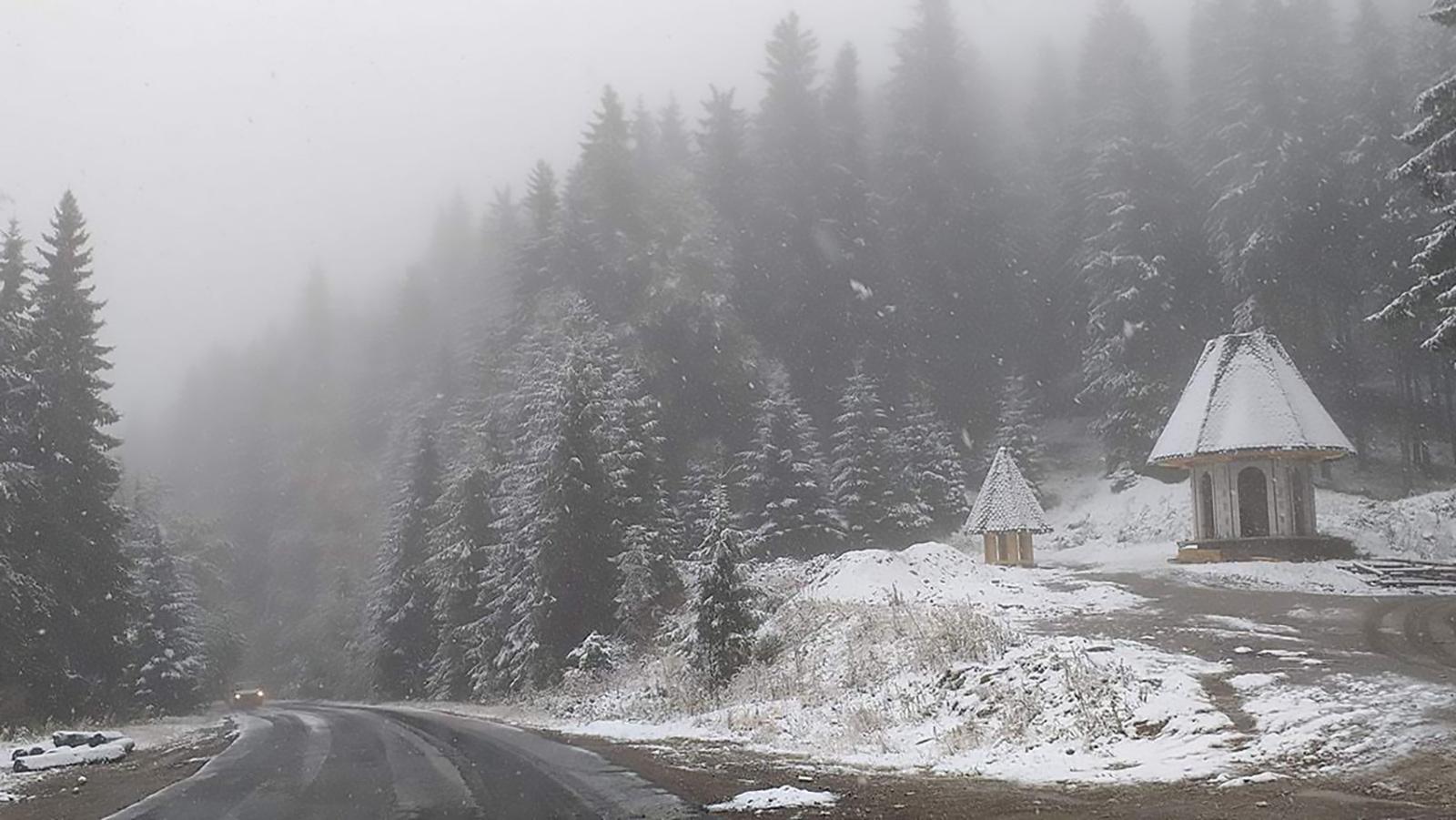 A venit iarna! Valul de aer polar a adus ninsori &icirc;n mai multe zone din țară, iar drumarii au &icirc;mprăștiat material antiderapant