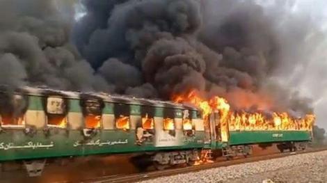 Imagini cu puternic impact emoțional. Cel puțin 65 de morți după ce un tren a luat foc în Pakistan: "Oamenii au sărit din vagoanele aflate în mers"