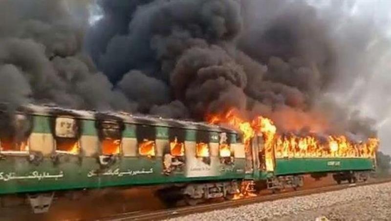 Tren în flăcări în Pakistan