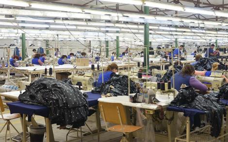 Fabrici românești afectate de Brexit. Multe confecționau haine care se vând sub eticheta unor branduri de lux