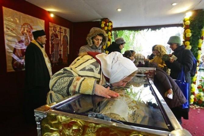 S-a rugat la moaștele Sfintei Parascheva, după ce a părăsit-o logodnicul pentru o altă femeie. La puțin timp după, o minune s-a &icirc;nt&acirc;mplat