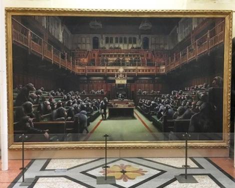Un nou record stabilit de Banksy: Lucrarea "Devolved Parliament" a fost adjudecată la preţul de 10 milioane de lire sterline