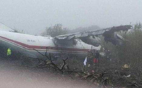 Cel puţin cinci morţi în vestul Ucrainei, în urma aterizării de urgenţă a unui avion cargo în apropiere de aeroportul din Lvov
