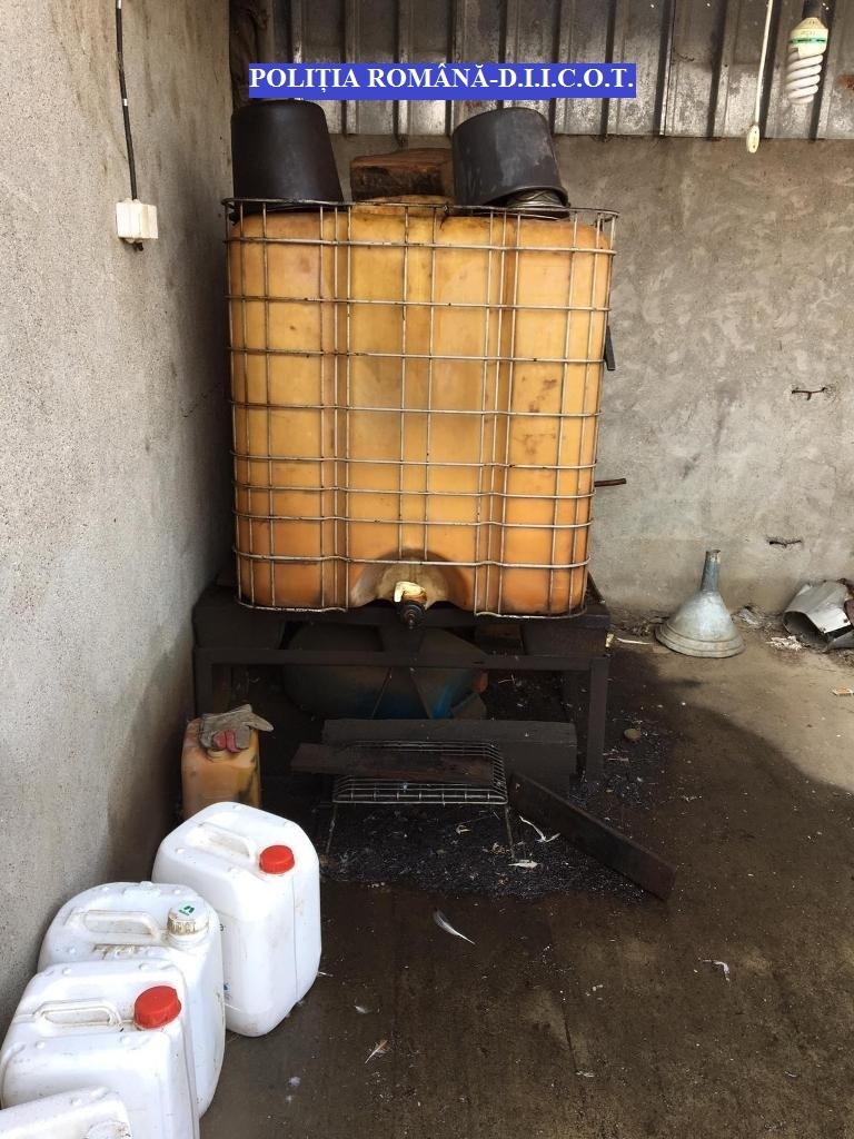 Brăila: Şapte persoane, prinse &icirc;n flagrant c&acirc;nd descărcau pe malul Dunării 20 de butoaie de motorină dintr-un vas sub pavilion s&acirc;rbesc