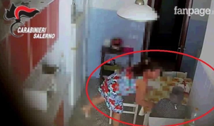 Rom&acirc;ncă filmată &icirc;n timp ce bătea și dădea cu capul de pereți bătr&acirc;na din Italia, de care ar fi trebuit să aibă grijă. Video