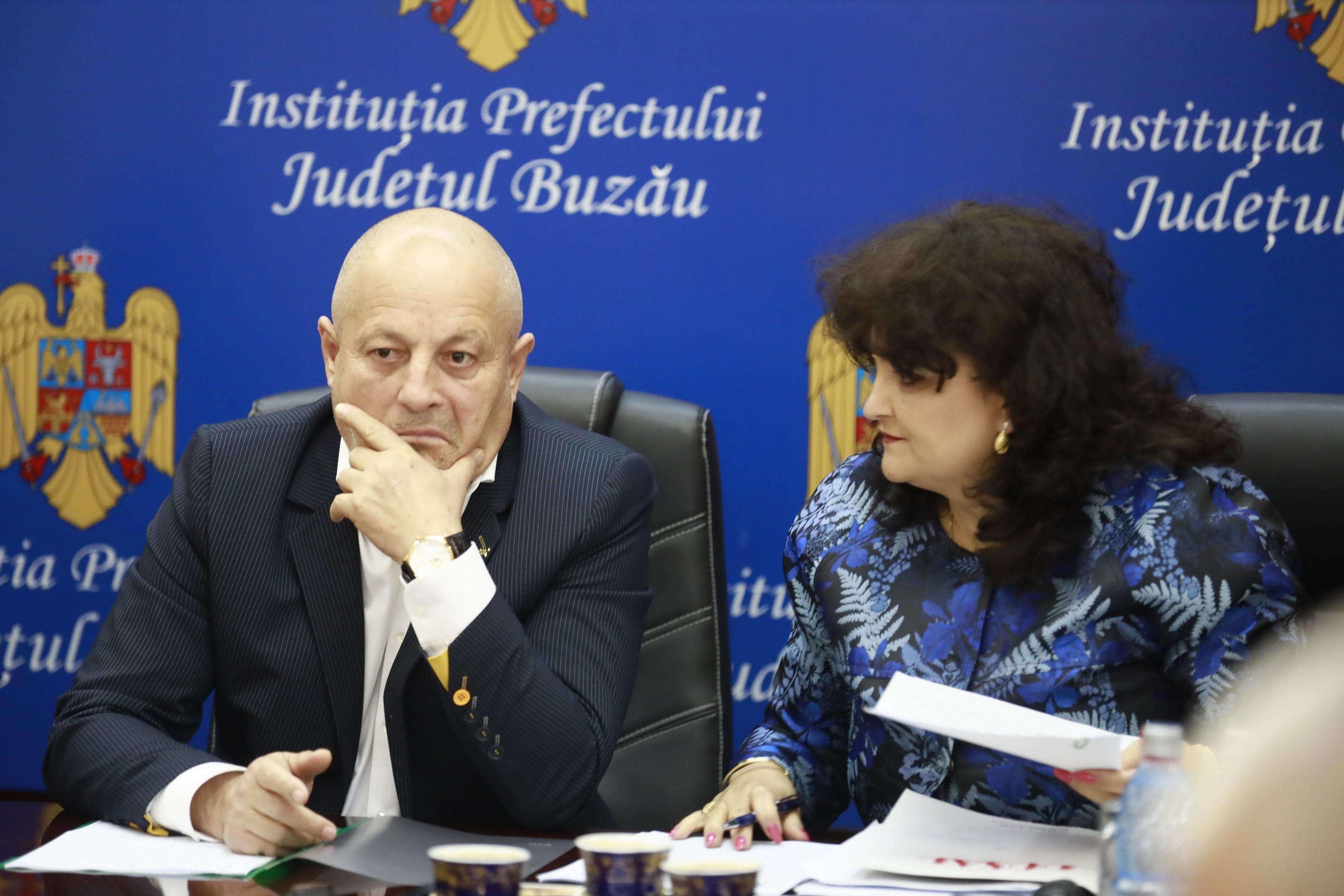 Buzău: Cornurile distribuite copiilor sunt uneori mucegăite, iar produsele ajung la şcoli şi după terminarea orelor; preşedintele CJ anunţă că ar putea rezilia contractul. FOTO