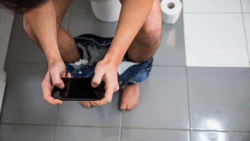 Ce se întâmplă dacă stai pe telefon când folosești toaleta! Greșeala ce te trimite urgent la medic