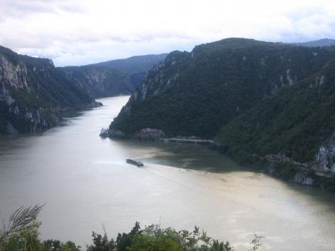 Doi turiști au fost la un pas să fie înghiţiţi de apele Dunării. Ce greșeală au făcut cei doi