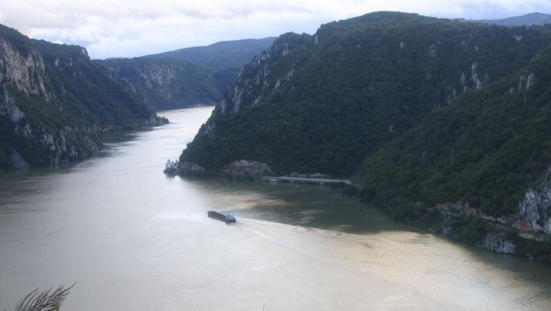 Doi turiști au fost la un pas să fie înghiţiţi de apele Dunării. Ce greșeală au făcut cei doi