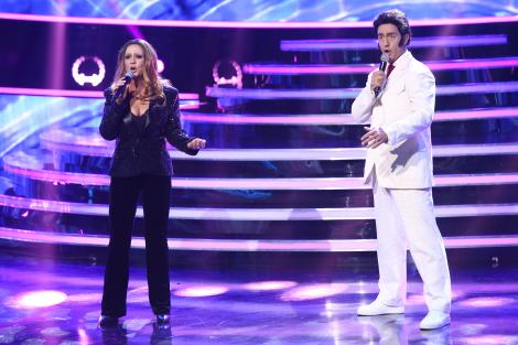 Celine Dion și  Elvis Presley în platoul emisiunii "Te cunosc de undeva!". Monica Anghel și Alex au creat atmosfera unui concert de calibru internațional