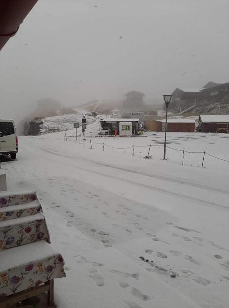 Zăpadă în octombrie. A început să ningă din nou în România, iar drumarii au ieşit cu utilajele la treabă