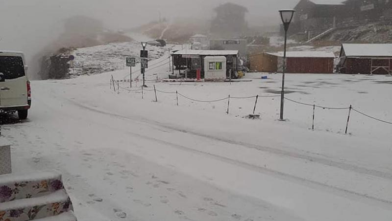 Zăpadă în octombrie. A început să ningă din nou în România, iar drumarii au ieşit cu utilajele la treabă