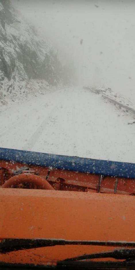 Zăpadă pe Transfăgărăşan - Drumarii îi sfătuiesc pe cei ale căror maşini nu sunt echipate de iarnă să nu se aventureze pe acest traseu - VIDEO