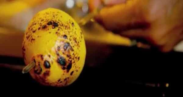 A prăjit o lăm&acirc;ie și a stors sucul din ea. Motivul este uimitor! Vei prealua și tu acest secret