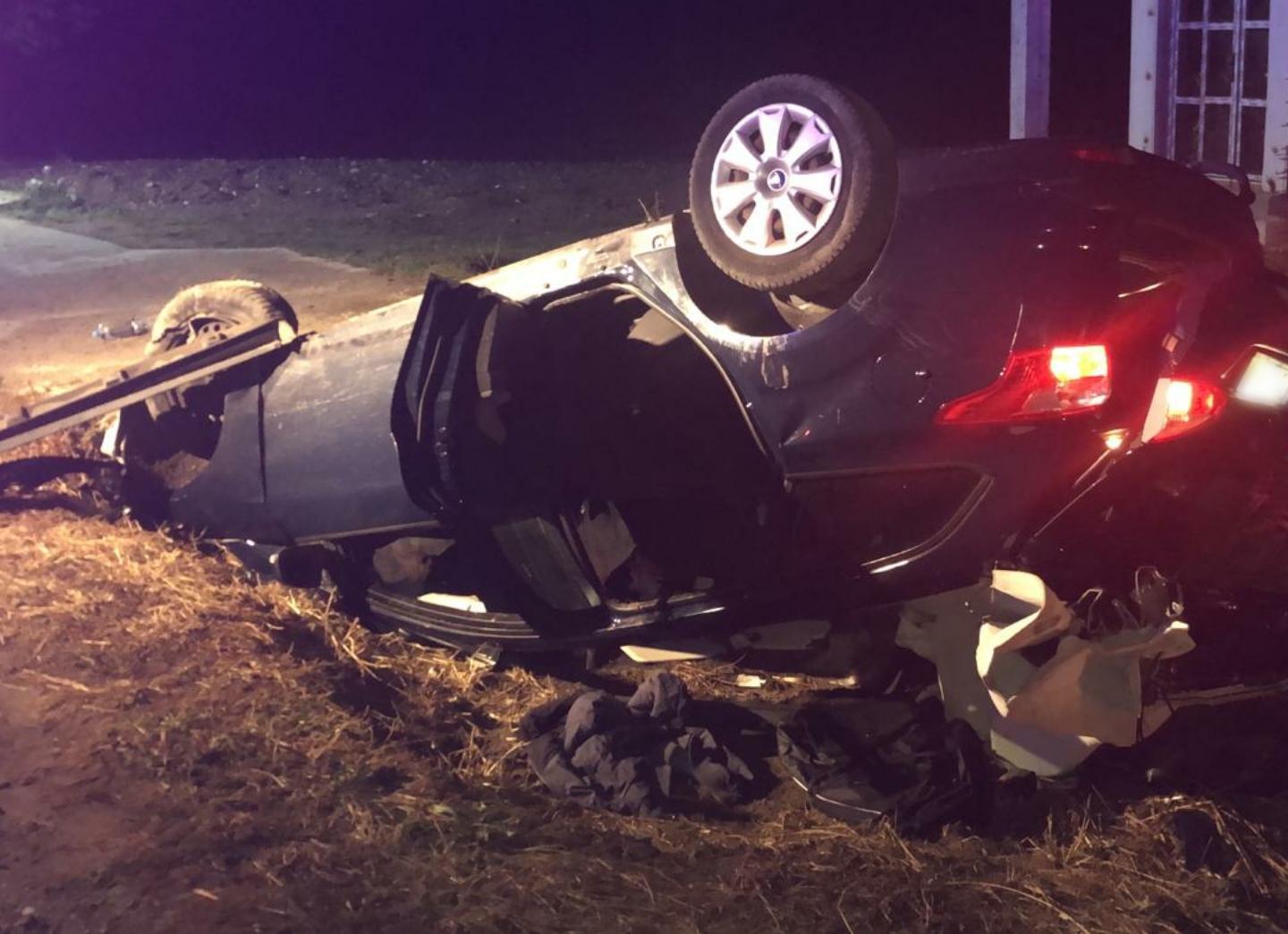 Un t&acirc;năr a murit din cauza unui cal lăsat nesupravegheat. Mașina &icirc;n care se afla a lovit animalul &icirc;n plin. Imagini dure