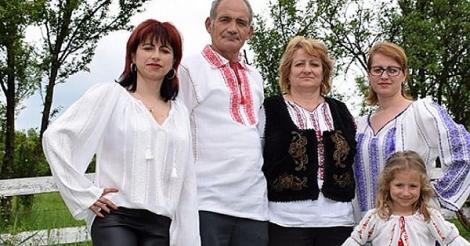 Ea este ultima familie din România care mai produce costume populare din viermi de matase! O mare durere o încearcă pe familia Niculescu