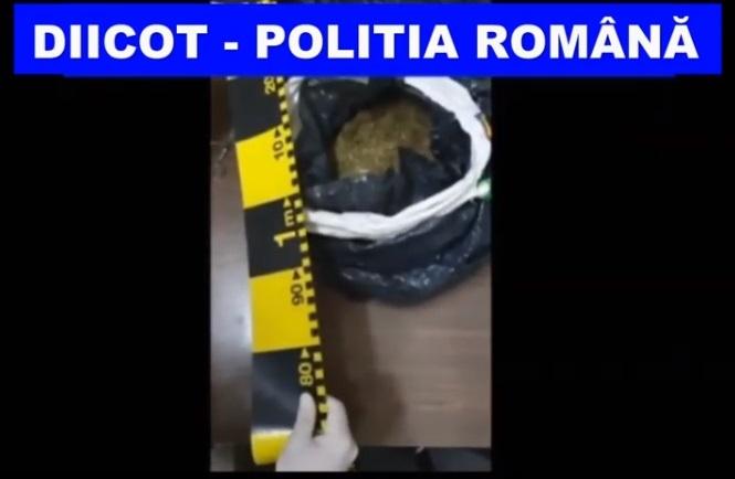 Doi bărbați din județul Dolj au fost prinși &icirc;n flagrant &icirc;n timp ridicau un colet plin de droguri de la un curier - VIDEO