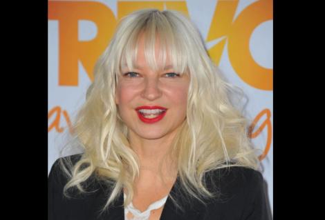 TRAGIC! Cântăreața Sia diagnosticată cu o boală neurologică rar întâlnită! Cum se manifestă această maladie